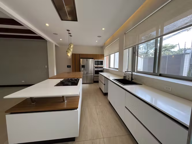 CASA 5 HABITACIONES CON PATIO ALQUILER SAN RAFAEL ESCAZÚ COD EM447 - Imagen 3