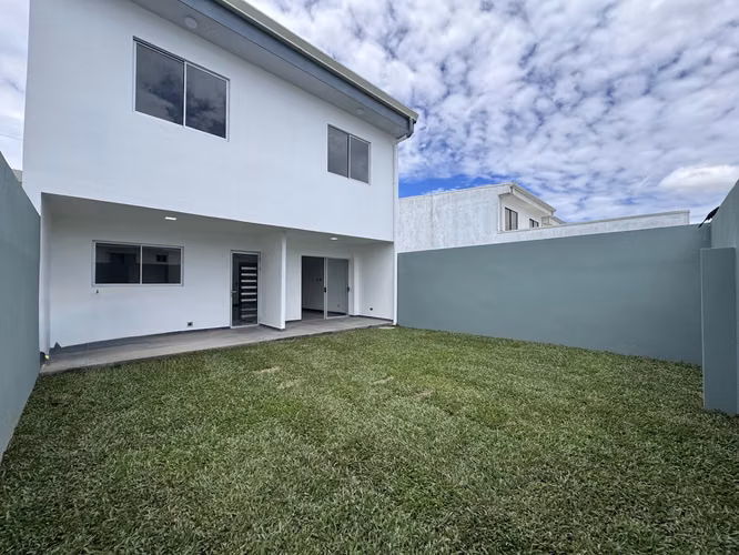 Venta de casa en Condominio a Estrenar con Amplios Espacios