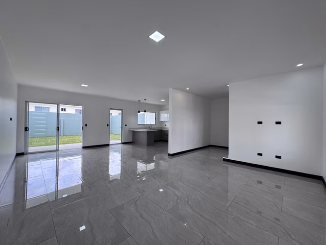 Venta de casa en Condominio a Estrenar con Amplios Espacios - Imagen 3