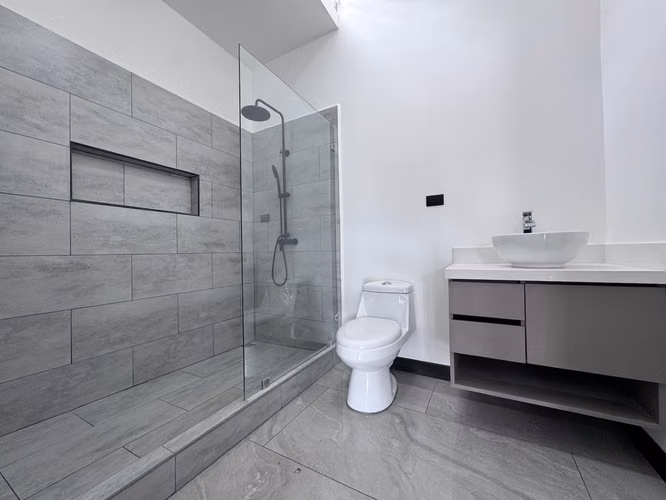 Venta de casa en Condominio a Estrenar con Amplios Espacios - Imagen 7