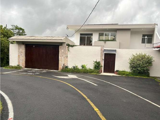 CASA INDEPENDIENTE EN VENTA con hermosa vista | ESCAZÚ