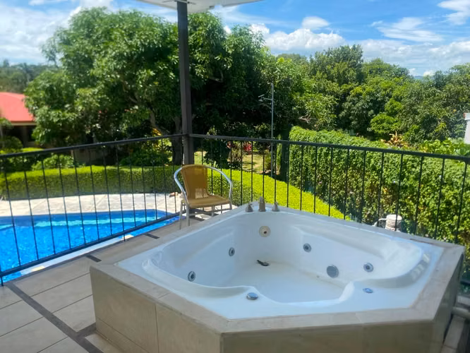 Se alquila casa de un piso con dos apartamentos semi amueblada en Turrucares de Alajuela