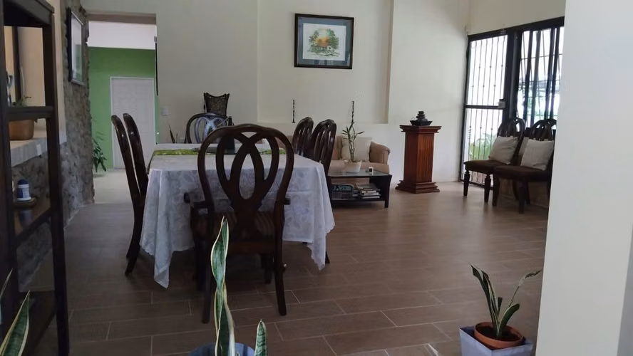 Se alquila casa de un piso con dos apartamentos semi amueblada en Turrucares de Alajuela