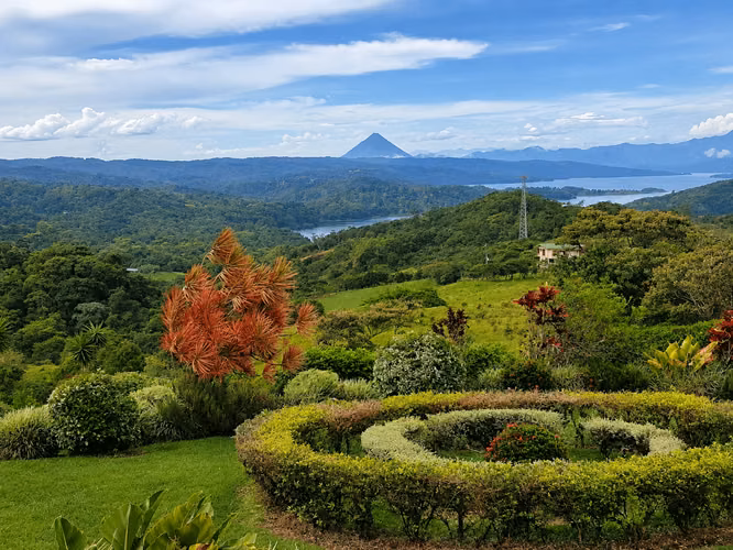 Casa amueblada en alquiler, con vista al Lago Arenal y al Volca, Tilaran.