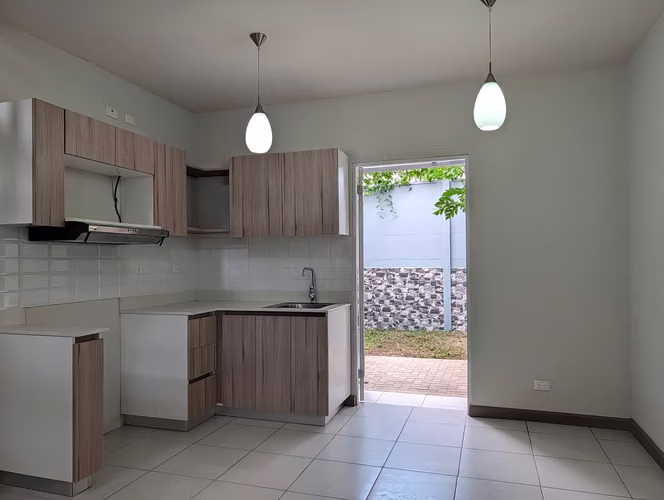 Alquiler de Casa en Condominio Nova, San Miguel de Desamparados | 2 Hab + Patio - Imagen 6