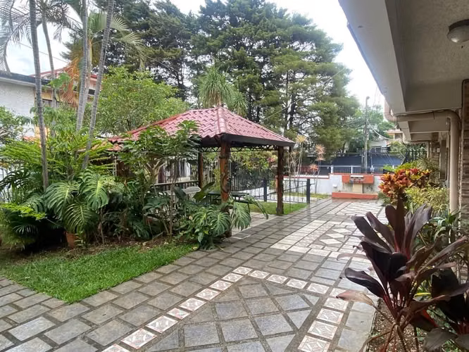 Casa townhouse dos plantas,luminosa y amueblada,Sabana, cerca de UCIMED. - Imagen 4