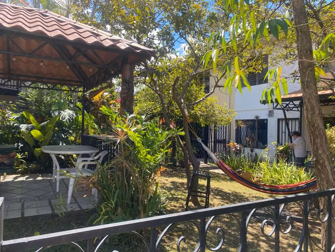Casa townhouse dos plantas,luminosa y amueblada,Sabana, cerca de UCIMED. - Imagen 9