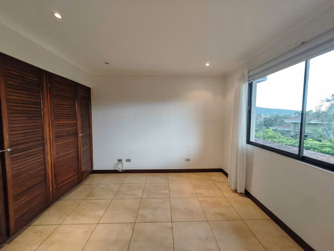 Casa de alquiler en condominio de Santa Ana. Con línea blanca - Imagen 8