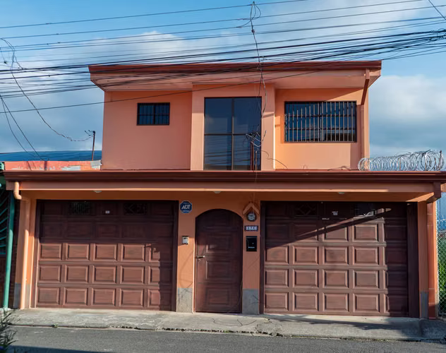 House in Ulloa of Heredia - 3 Hab / 2.5 Bathrooms - Patio and 2 Parks