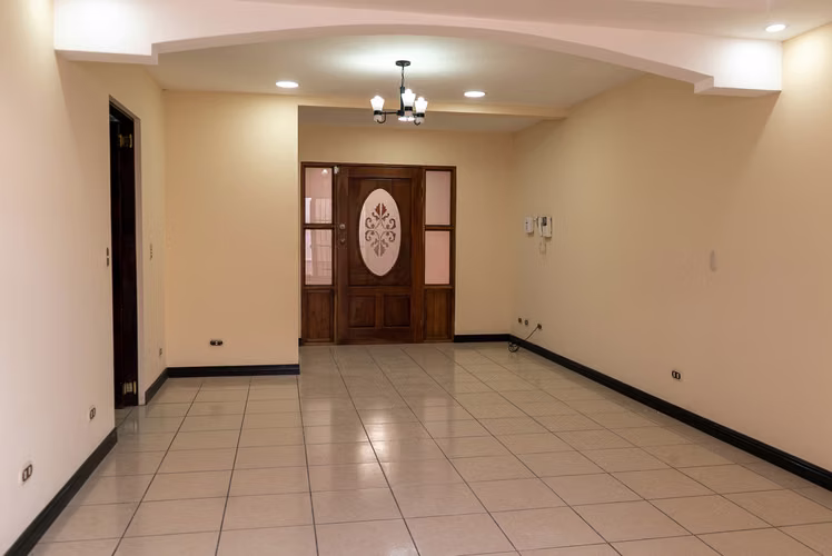 Se Alquila Casa en Ulloa de Heredia - 3 Hab/2.5 Baños - Patio y 2 Parqueos