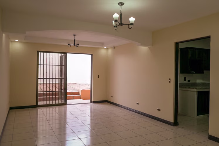 Se Alquila Casa en Ulloa de Heredia - 3 Hab/2.5 Baños - Patio y 2 Parqueos