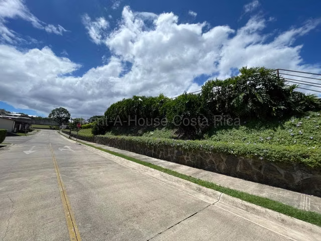 Venta de Casa en Condominio Terrazas del Norte-San Rafael de Alajuela. 27-569