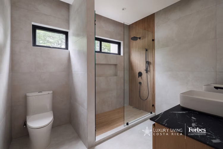 21537 - Casa de 3 habitaciones con rooftop y jacuzzi en Lindora - Imagen 12