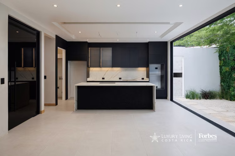 21537 - Casa de 3 habitaciones con rooftop y jacuzzi en Lindora - Imagen 2