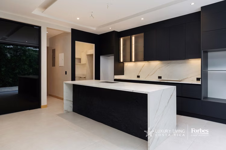 21537 - Casa de 3 habitaciones con rooftop y jacuzzi en Lindora - Imagen 1