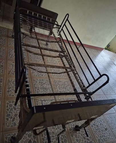 Cama hospitalaria manual metálica de 3 posiciones