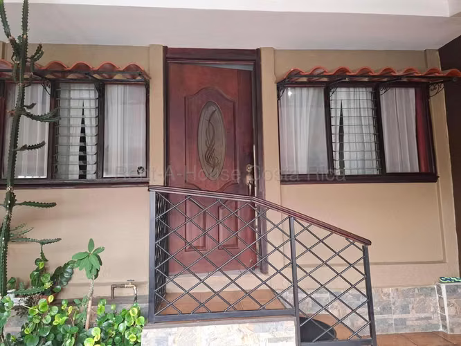 ¡4 HABITACIONES EN UN SOLO NIVEL! CASA AMPLIA, LUMINOSA Y LISTA PARA HABITAR