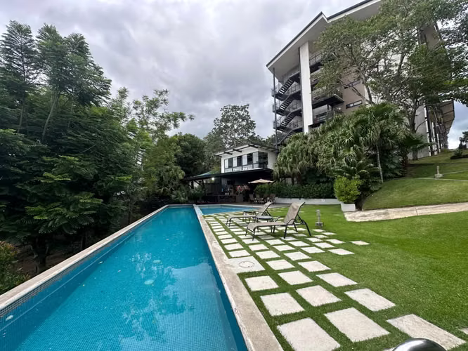 Apartamento en Santa Ana | Piscina, Gym y 2 parqueos - Imagen 11