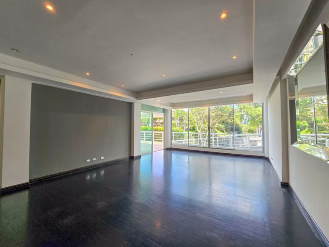 Apartamento en 1er nivel con terraza grande en Bello Horizonte Escazú - Imagen 2