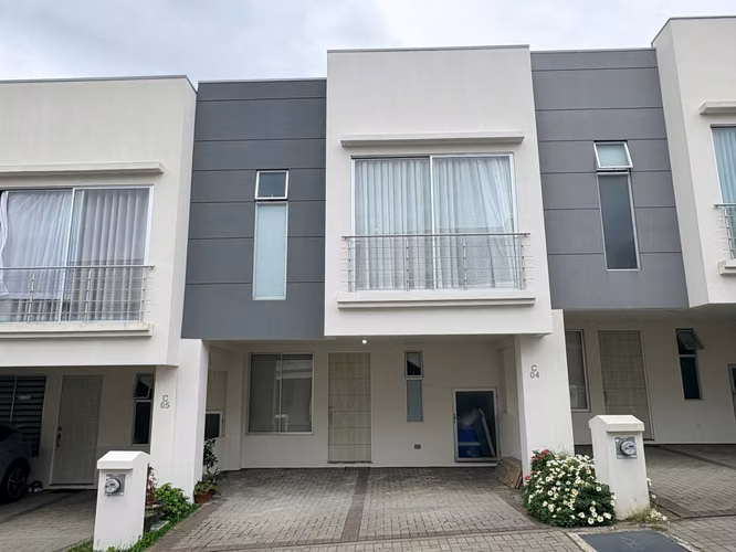 VENTA DE CASA DE DOS PLANTAS, COND. BOUGANVILLEA STO DOMINGO, HDIA - Imagen 1