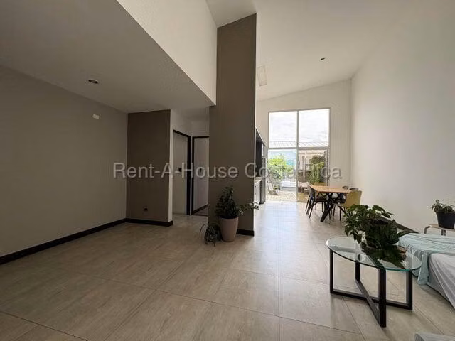 Alquiler de Casa en Río Oro de Piedades, Santa Ana RZ