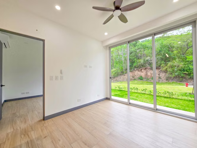 Para estrenar! Lujoso apartamento con jardín y línea blanca en Santa Ana - Imagen 9
