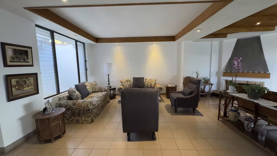 Venta de elegante y espaciosa casa, Curridabat, Granadilla. (FE) - Imagen 2