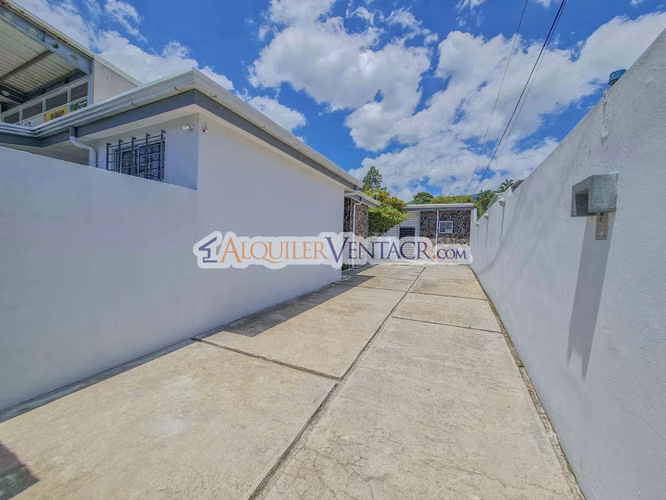 Apartamento de un nivel de 2 habit. con patio en Santa Ana Centro - Imagen 2
