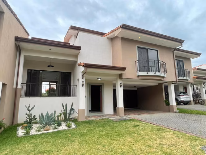 CASA AMPLIA EN ALQUILER EN HACIENDA LOS REYES – LA GUÁCIMA, ALAJUELA! 