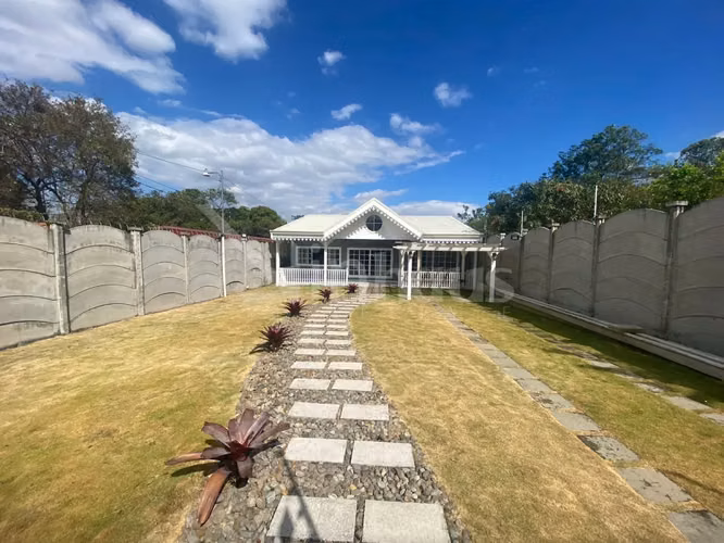En venta casa independiente de una planta en Piedades, Santa Ana. - Imagen 2