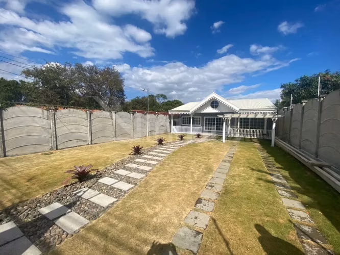 En venta casa independiente de una planta en Piedades, Santa Ana. - Imagen 13