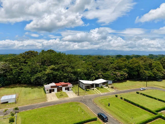 Venta de propiedad con dos módulos independientes, en condominio en La Fortuna.
