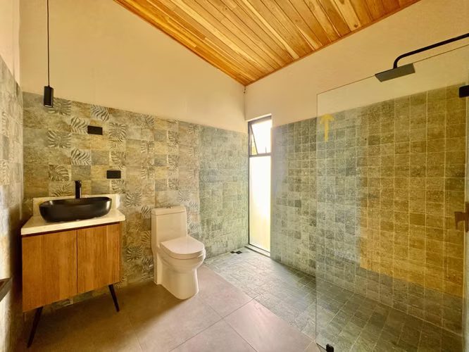 Venta de propiedad con dos módulos independientes, en condominio en La Fortuna.