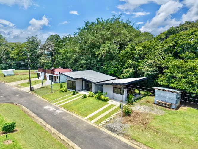 Venta de propiedad con dos módulos independientes, en condominio en La Fortuna.
