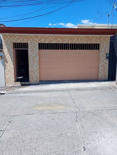 SE VENDE CASA EN RESIDENCIAL DESAMPARADOS DE ALAJUELA