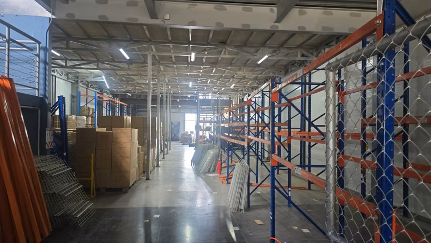 Brasil- Ofibodega- 210mt + 214mt de mezzanine- Oficinas - Imagen 2