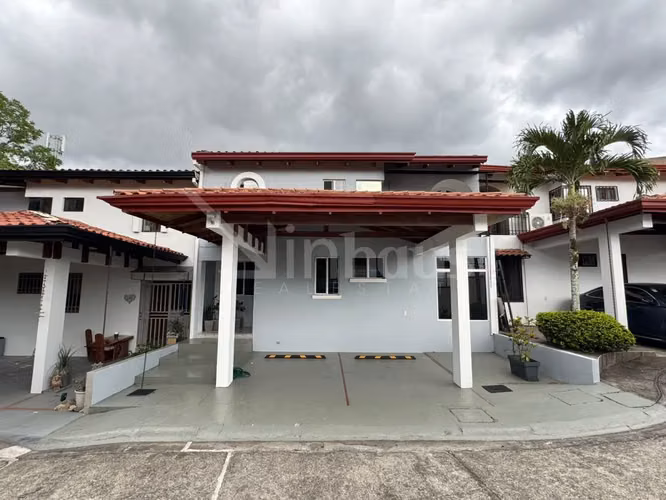 En venta casa en pequeño condominio de 4 unidades en Laureles, Escazú. - Imagen 2