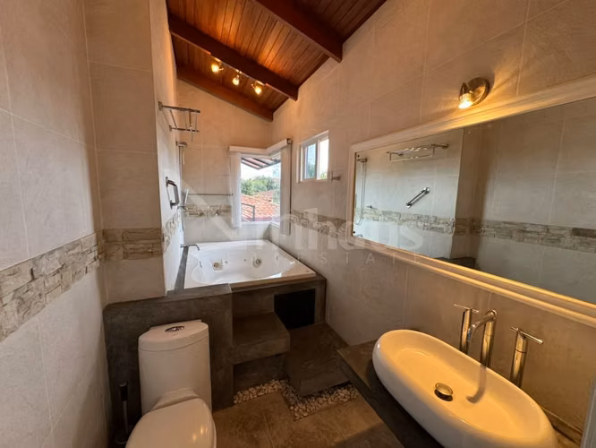 En venta casa en pequeño condominio de 4 unidades en Laureles, Escazú. - Imagen 5