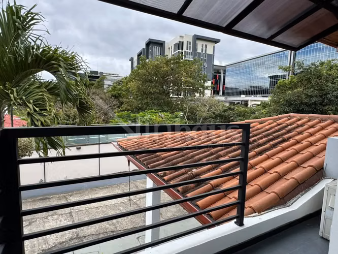 En venta casa en pequeño condominio de 4 unidades en Laureles, Escazú. - Imagen 18