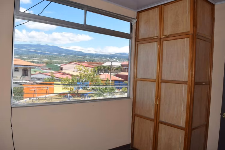 Alquilo apartamento en Mercedes Norte, segundo piso, iluminado, ventilado, cochera 1 carro