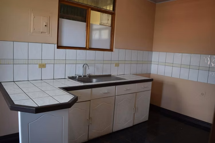 Alquilo apartamento en Mercedes Norte, segundo piso, iluminado, ventilado, cochera 1 carro