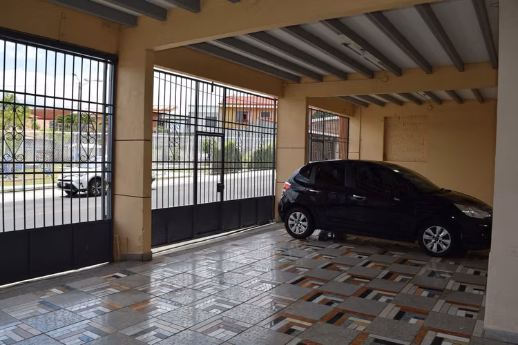 Alquilo apartamento en Mercedes Norte, segundo piso, iluminado, ventilado, cochera 1 carro