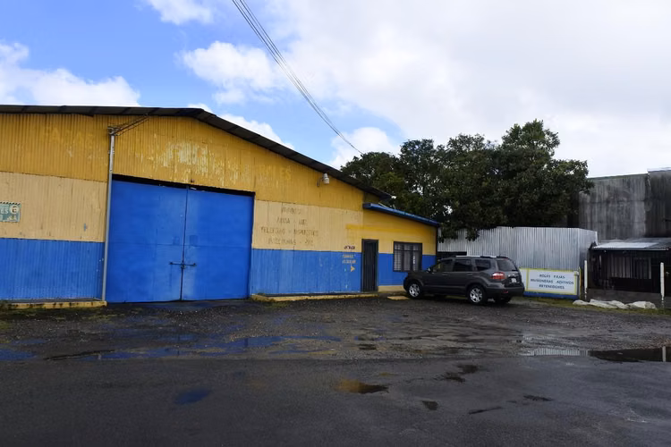Venta de bodegas con uso suelo industrial en Cartago