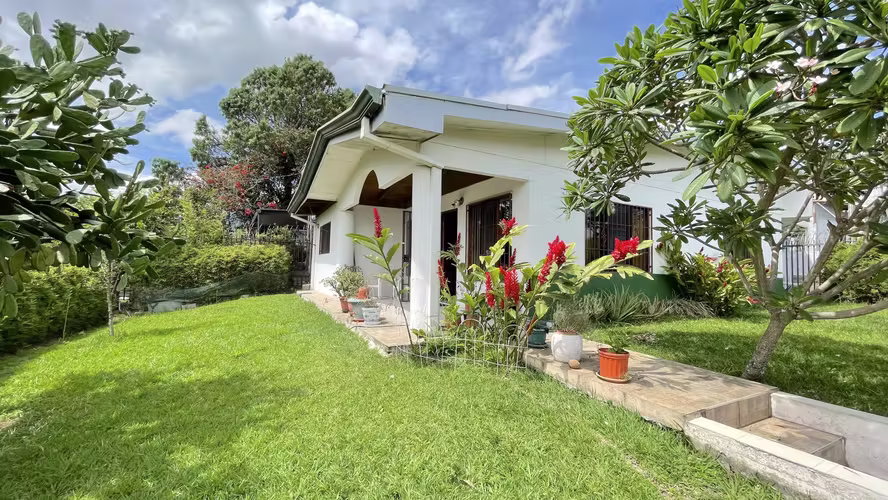 Casa en venta en Escazu con lote esquinero de 352 m²