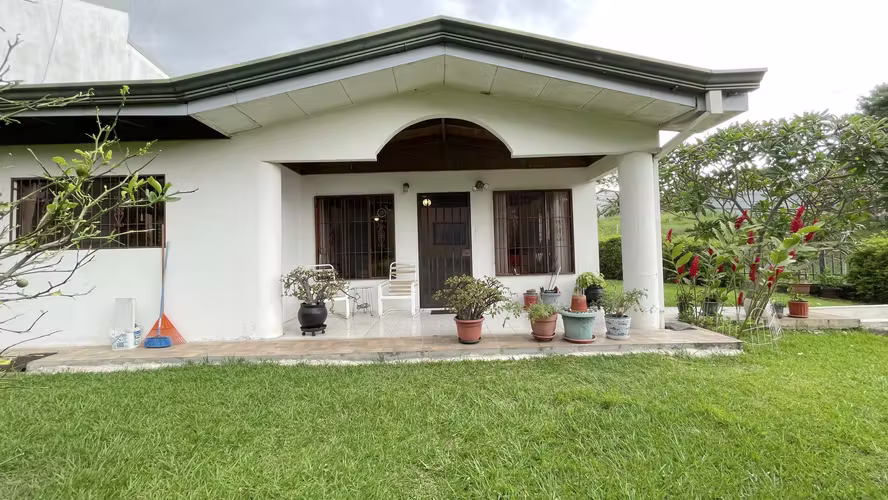 Casa en venta en Escazu con lote esquinero de 352 m²
