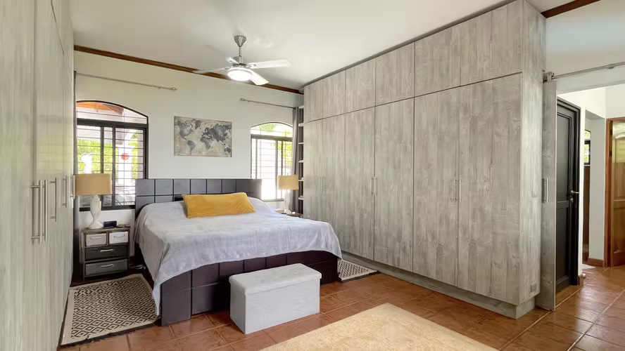 Casa venta en Poás, Alajuela, con piscina y vista. Lote de 7.000 m²