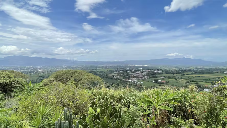 Casa venta en Poás, Alajuela, con piscina y vista. Lote de 7.000 m²
