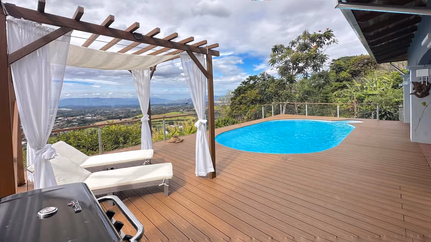 Casa venta en Poás, Alajuela, con piscina y vista. Lote de 7.000 m²