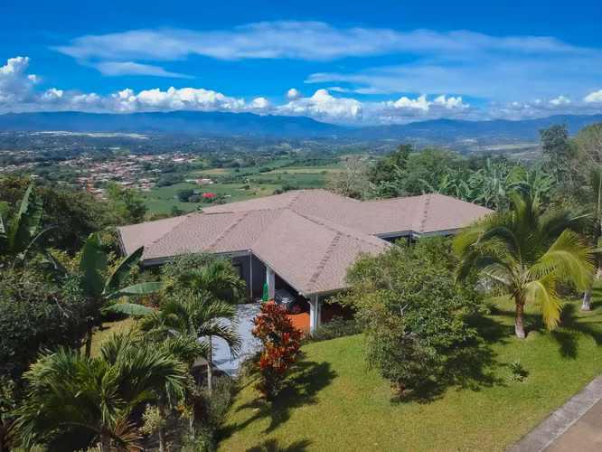 Casa venta en Poás, Alajuela, con piscina y vista. Lote de 7.000 m²