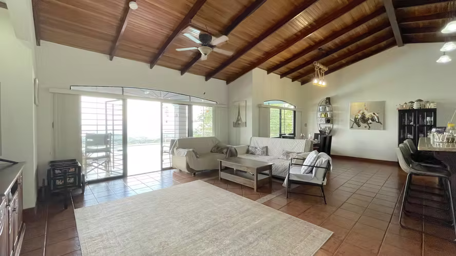 Casa venta en Poás, Alajuela, con piscina y vista. Lote de 7.000 m²